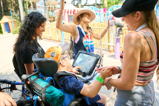 PrAACticamente Conectados: Comunicación y Participación Inclusiva con SAAC en los Parques de Parques Reunidos