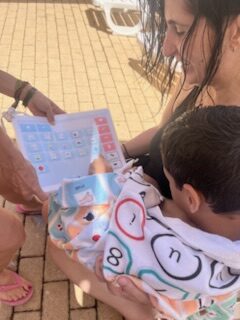 PrAACticamente Conectados: Comunicación y Participación Inclusiva con SAAC en los Parques de Parques Reunidos