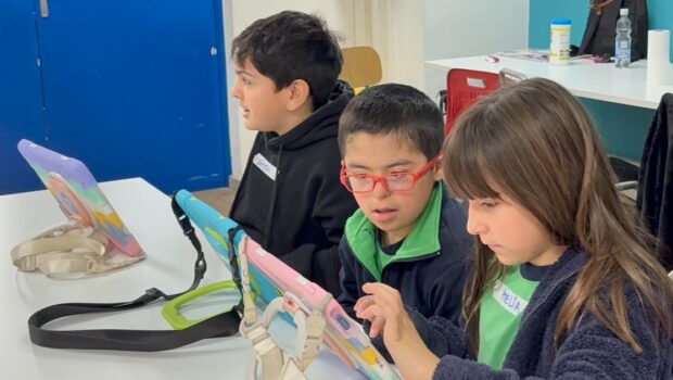 PrAACticamente Conectados: Una Experiencia Chilena Para Ampliar las Voces en la Escuela